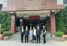 Đẩy mạnh hợp tác quốc tế, liên kết đào tạo với Đại học Minh Truyền và tìm kiếm cơ hội thực tập hưởng lương tại các Tập đoàn “Triệu đô” của Đài Loan Đoàn công tác Trường Đại học Ngoại thương Cơ sở II chụp ảnh tại Đại học Minh Truyền The delegation of Foreign Trade University - HCMC Campus took photo at Ming Chuan University