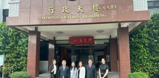 Đoàn công tác Trường Đại học Ngoại thương Cơ sở II chụp ảnh tại Đại học Minh Truyền The delegation of Foreign Trade University - HCMC Campus took photo at Ming Chuan University