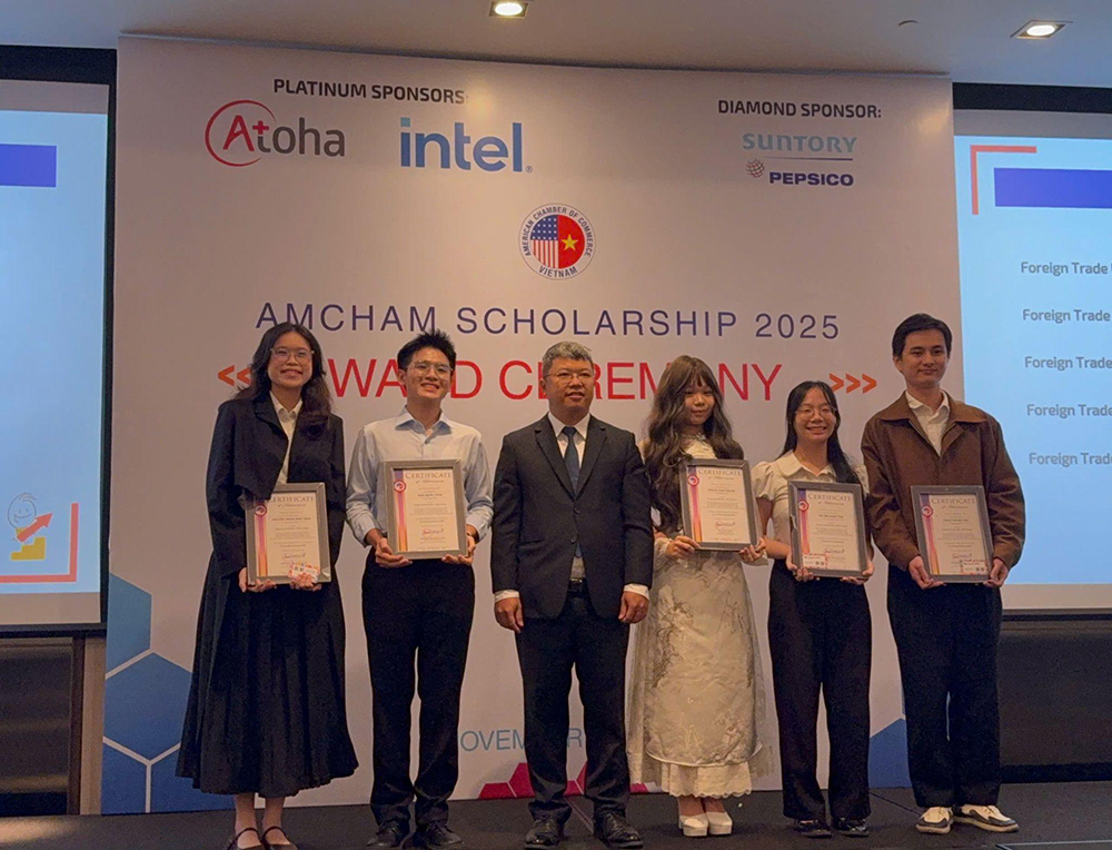 co-so-ii-lan-thu-2-lien-tiep-dan-dau-nhan-hoc-bong-amcham-2