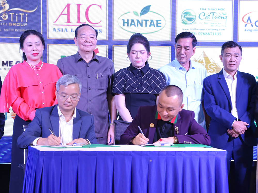 phan-hieu-truong-dh-ngoai-thuong-ky-ket-hop-tac-chien-luoc-voi-clb-doanh-nghiep-vn-1