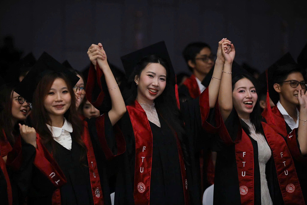 dau-moc-truong-thanh-va-tiep-noi-le-trao-bang-tot-nghiep-thang-04-2026-10