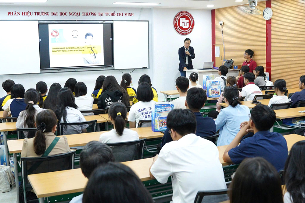 ngay-hoi-tuyen-sinh-con-duong-ra-bien-lon-tai-phan-hieu-truong-dh-ngoai-thuong-tphcm-2026-13