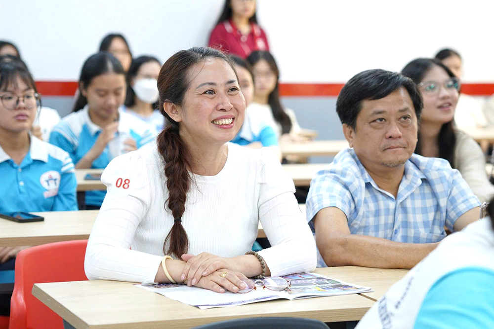 ngay-hoi-tuyen-sinh-con-duong-ra-bien-lon-tai-phan-hieu-truong-dh-ngoai-thuong-tphcm-2026-18