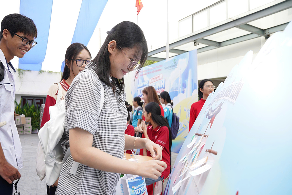 ngay-hoi-tuyen-sinh-con-duong-ra-bien-lon-tai-phan-hieu-truong-dh-ngoai-thuong-tphcm-2026-21