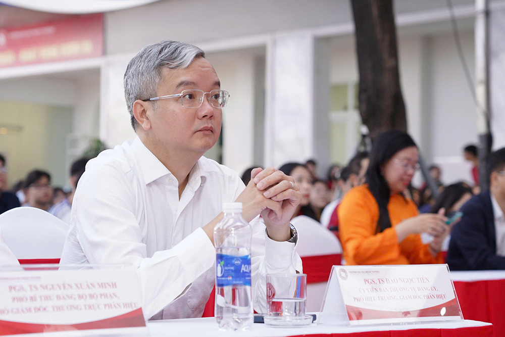 ngay-hoi-tuyen-sinh-con-duong-ra-bien-lon-tai-phan-hieu-truong-dh-ngoai-thuong-tphcm-2026-3