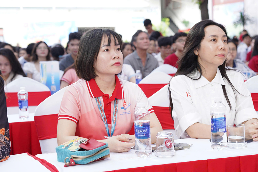 ngay-hoi-tuyen-sinh-con-duong-ra-bien-lon-tai-phan-hieu-truong-dh-ngoai-thuong-tphcm-2026-6