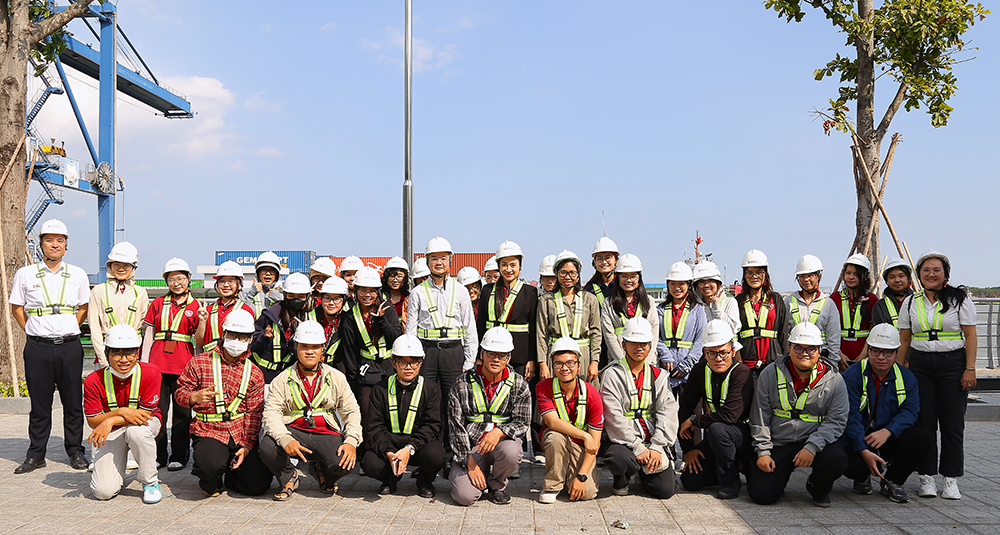 sv-ph-truong-dh-ngoai-thuong-tham-quan-cang-cat-lai-1