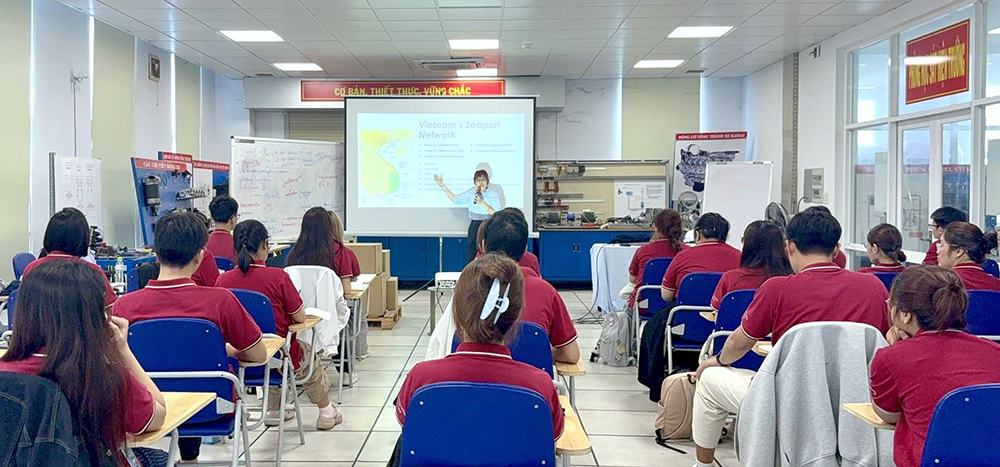 sv-ph-truong-dh-ngoai-thuong-tham-quan-cang-cat-lai-2