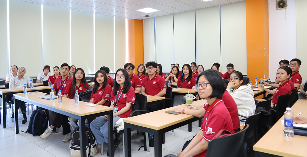 sv-ph-truong-dh-ngoai-thuong-tham-quan-cang-cat-lai-3