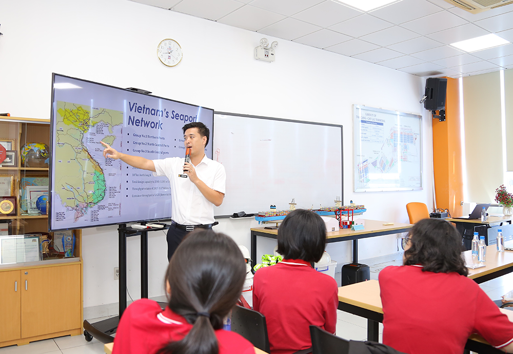 sv-ph-truong-dh-ngoai-thuong-tham-quan-cang-cat-lai-4