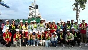 sv-ph-truong-dh-ngoai-thuong-tham-quan-cang-cat-lai-8