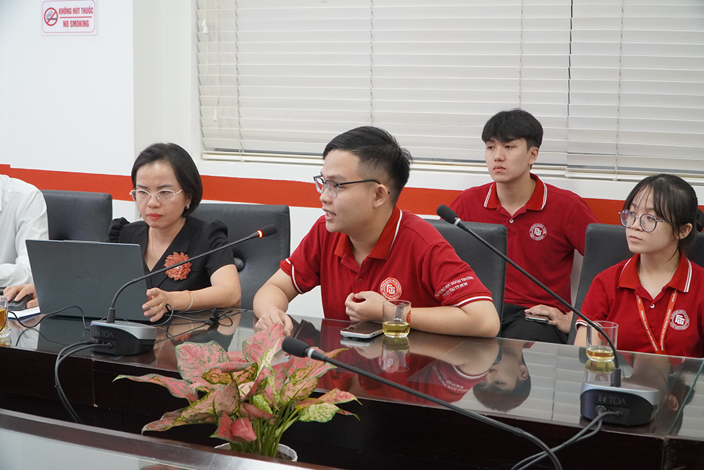 tang-cuong-ket-noi-lan-toa-tinh-than-dong-hanh-cung-sv-tai-phan-hieu-truong-dh-ngoai-thuong-tai-tphcm-3