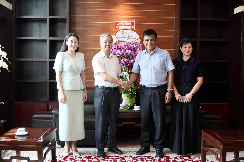 lanh-dao-phan-hieu-tham-va-chuc-mung-cac-co-quan-bao-chi-nhan-ngay-bao-chi-cach-mang-viet-nam-4