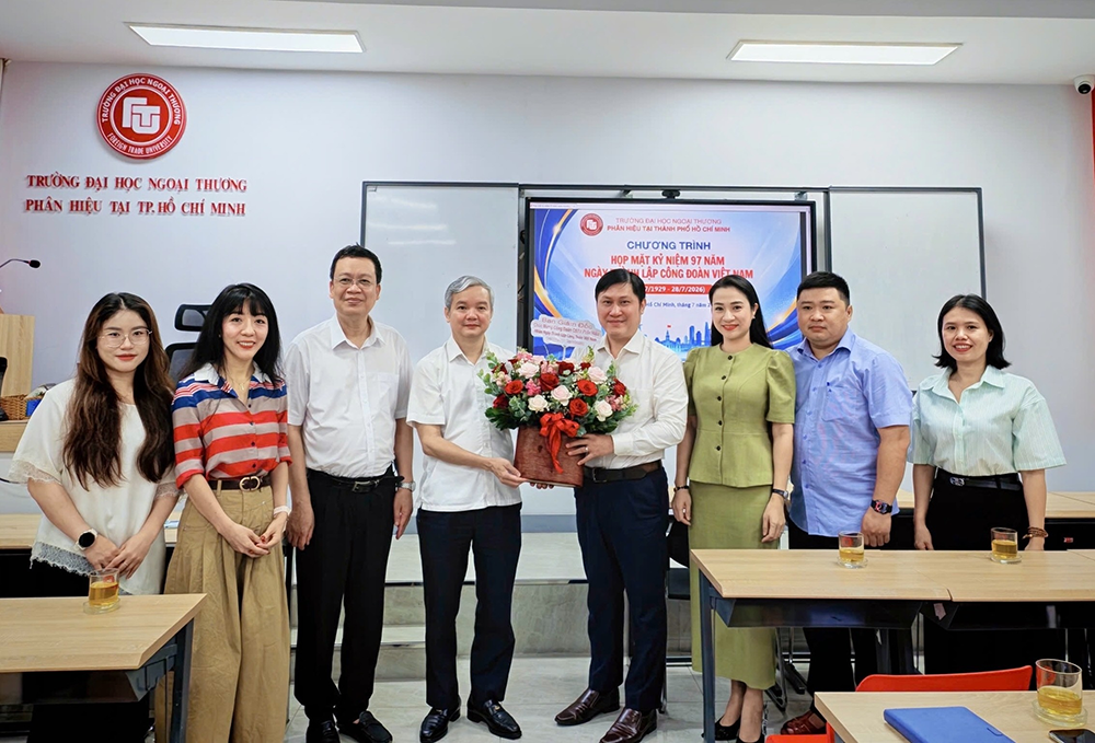 bgd-phan-hieu-chuc-mung-bch-cdcstv-nhan-ngay-cong-doan-1
