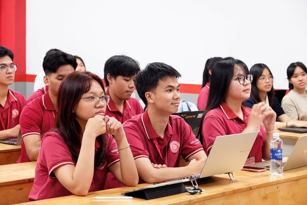 khoi-dau-nam-hoc-moi-2026-2027-lan-toa-tinh-than-doi-moi-13