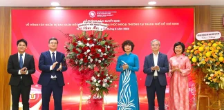 phan-hieu-truong-dh-ngoai-thuong-tb-qđ-ve-cong-tac-nhan-su-ban-giam-doc-4