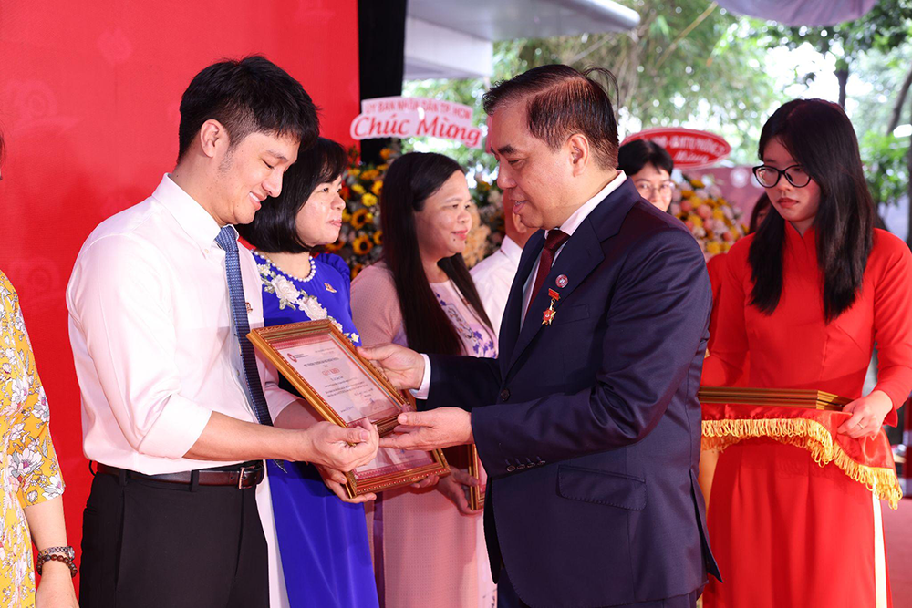 ts-le-giang-nam-giu-chuc-pho-giam-doc-phan-hieu-3
