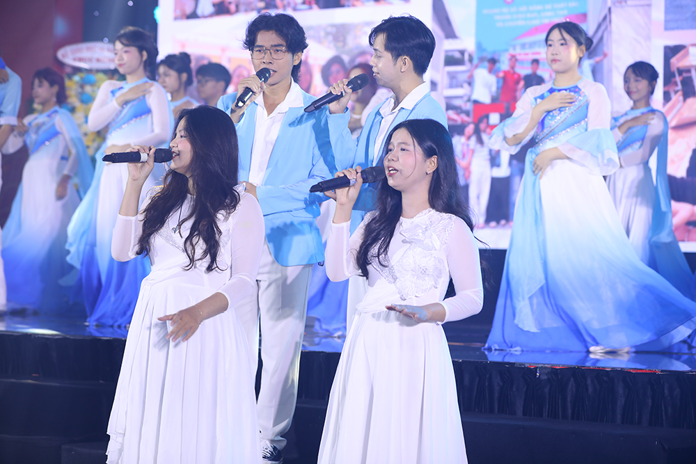 le-trao-bang-tot-nghiep-cua-the-he-dong-hanh-cung-su-chuyen-minh-cua-ph-23