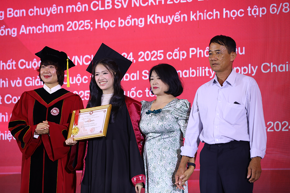 le-trao-bang-tot-nghiep-cua-the-he-dong-hanh-cung-su-chuyen-minh-cua-ph-3