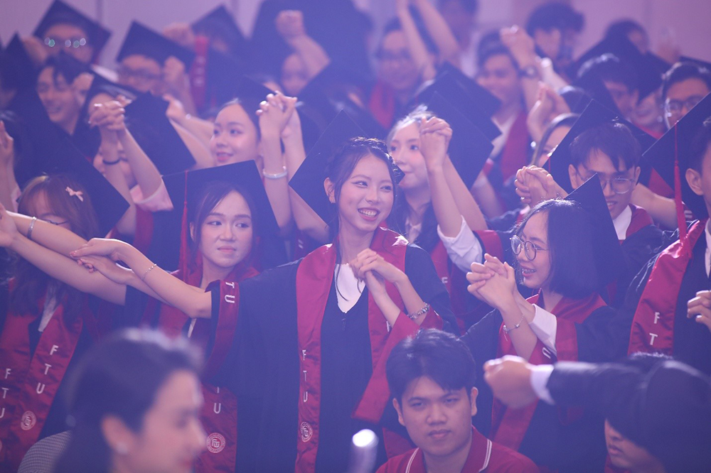 le-trao-bang-tot-nghiep-cua-the-he-dong-hanh-cung-su-chuyen-minh-cua-ph-31