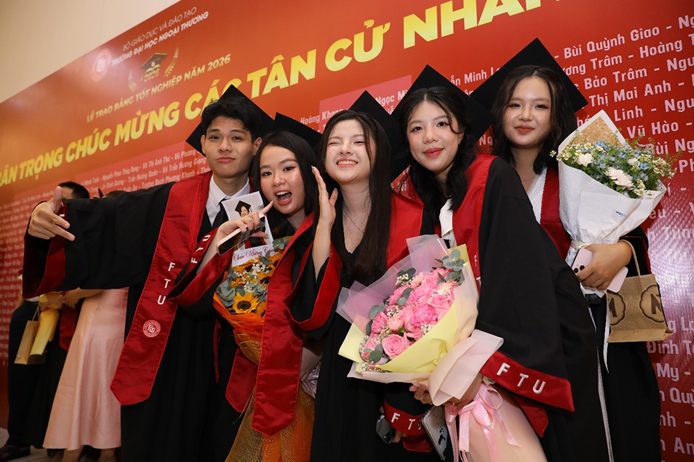 le-trao-bang-tot-nghiep-cua-the-he-dong-hanh-cung-su-chuyen-minh-cua-ph-35