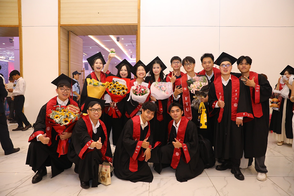le-trao-bang-tot-nghiep-cua-the-he-dong-hanh-cung-su-chuyen-minh-cua-ph-36