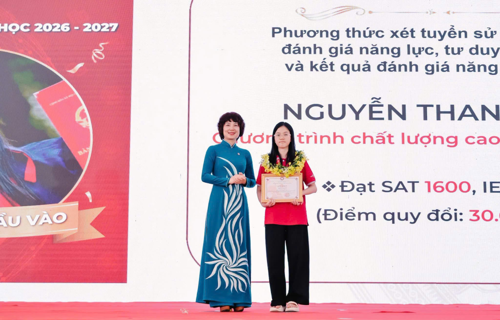 nu-thu-khoa-ngoai-thuong-va-chiec-vong-nguyet-que-tu-ha-noi-tphcm-1