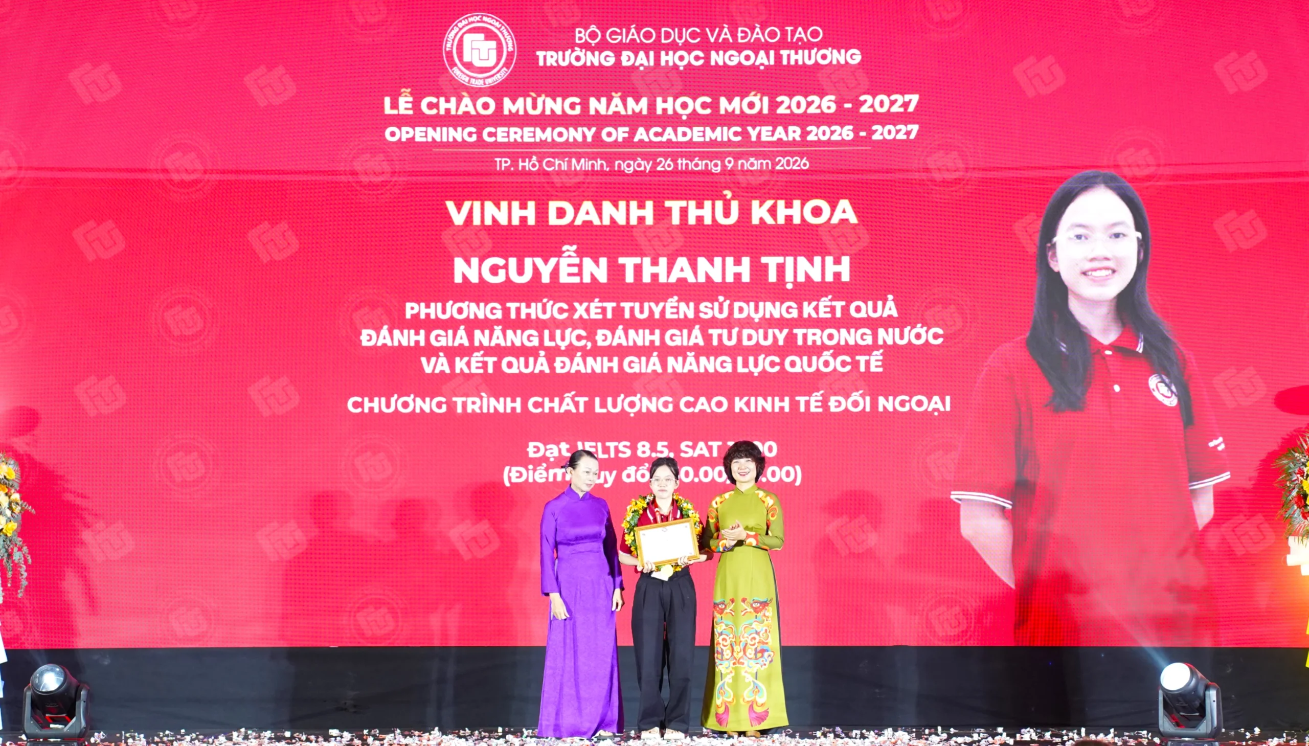 nu-thu-khoa-ngoai-thuong-va-chiec-vong-nguyet-que-tu-ha-noi-tphcm-3