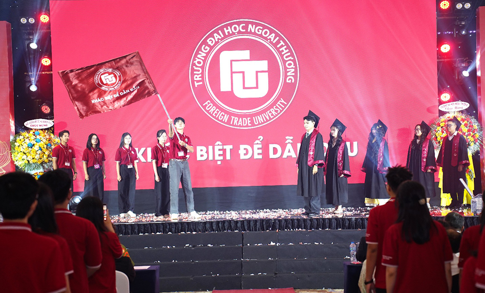 tieng-trong-khai-truong-dau-tien-tai-phan-hieu-7
